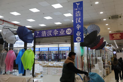 華人百元店 風(fēng)靡全境的“購(gòu)物天堂”與商品批發(fā)貿(mào)易現(xiàn)象